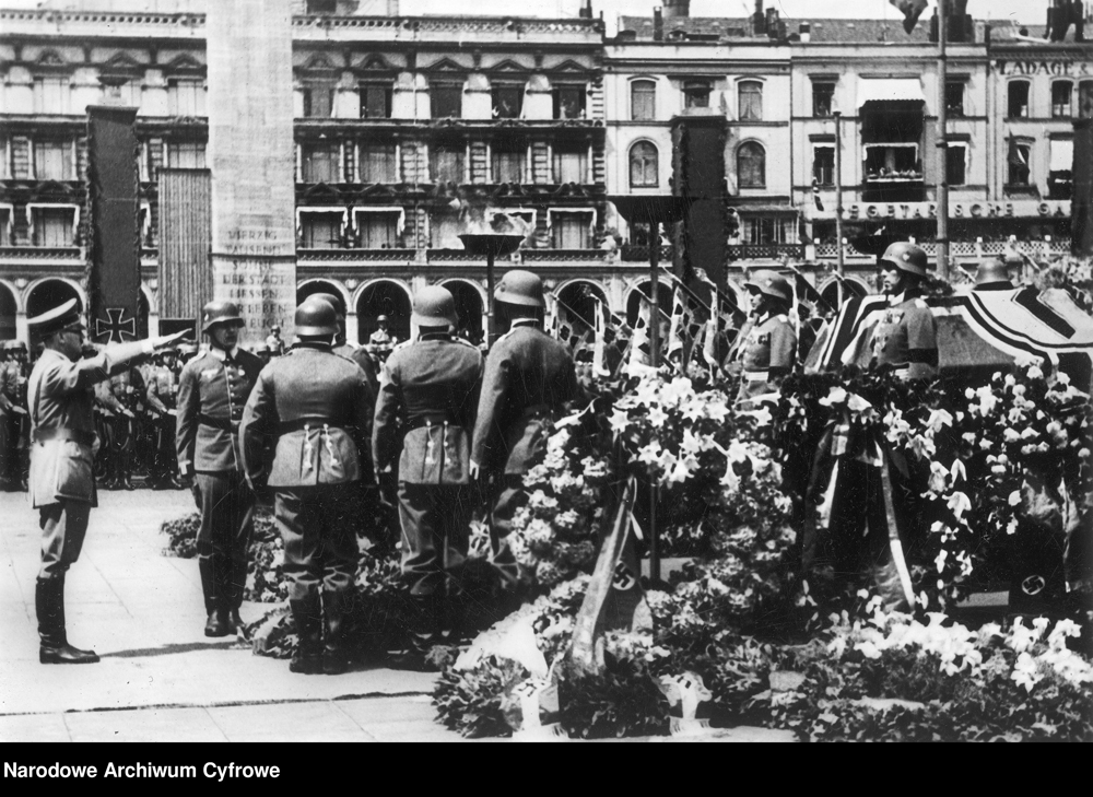 Adolf Hitler at the state ceremony for General of the Cavalry Knochenhauer in Hamburg